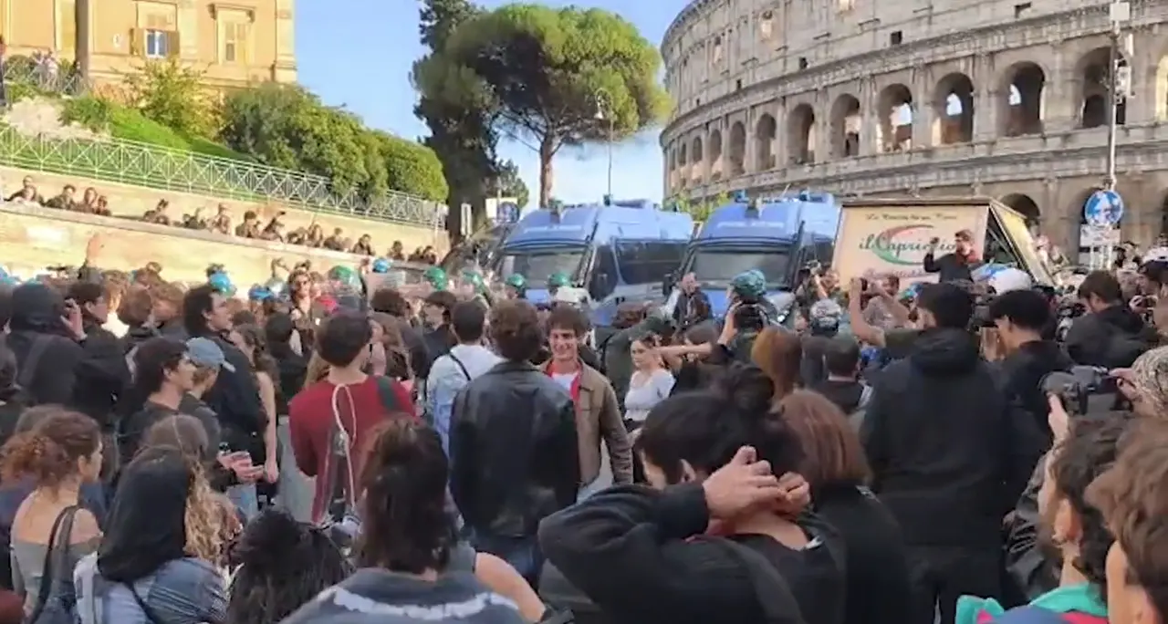 Roma, corteo in vista del Colosseo: bloccato in via degli Annibaldi