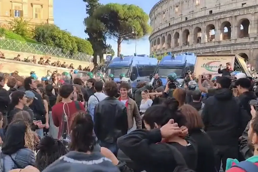 Roma, corteo in vista del Colosseo: bloccato in via degli Annibaldi