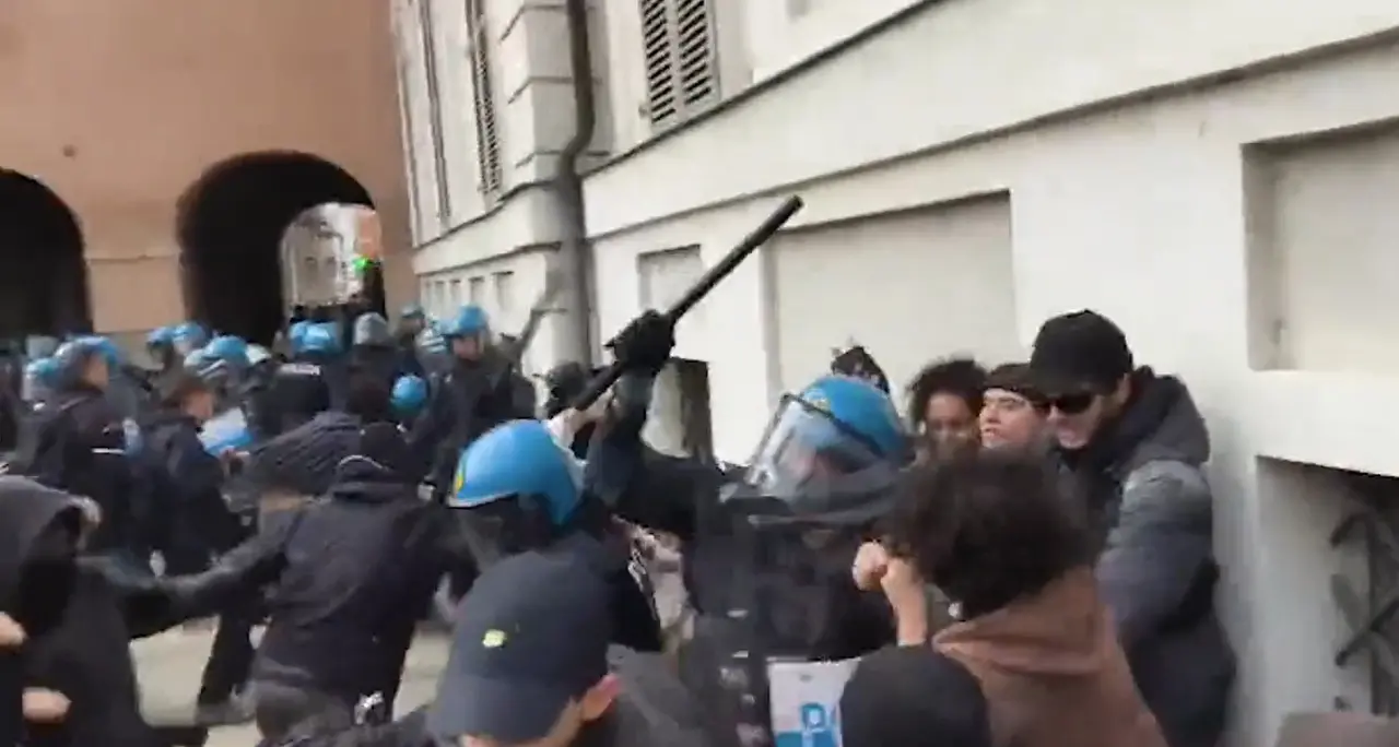 Torino, contatto fra manifestanti e Forze dell'ordine