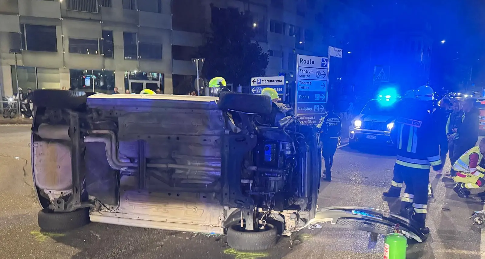 Merano, auto sbanda e si ribalta contro una recinzione: cinque feriti, tra cui tre bambini