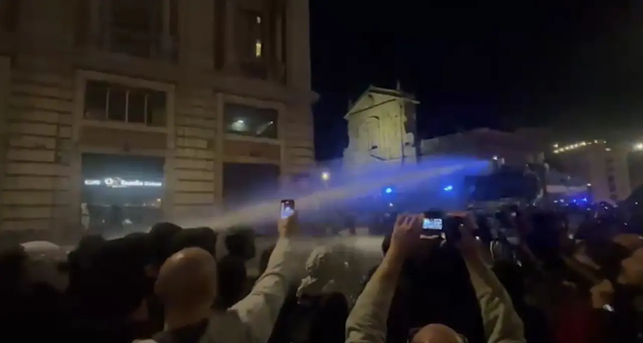 Corteo a Roma, manifestanti e Forze dell'ordine si fronteggiano in via V. E. Orlando