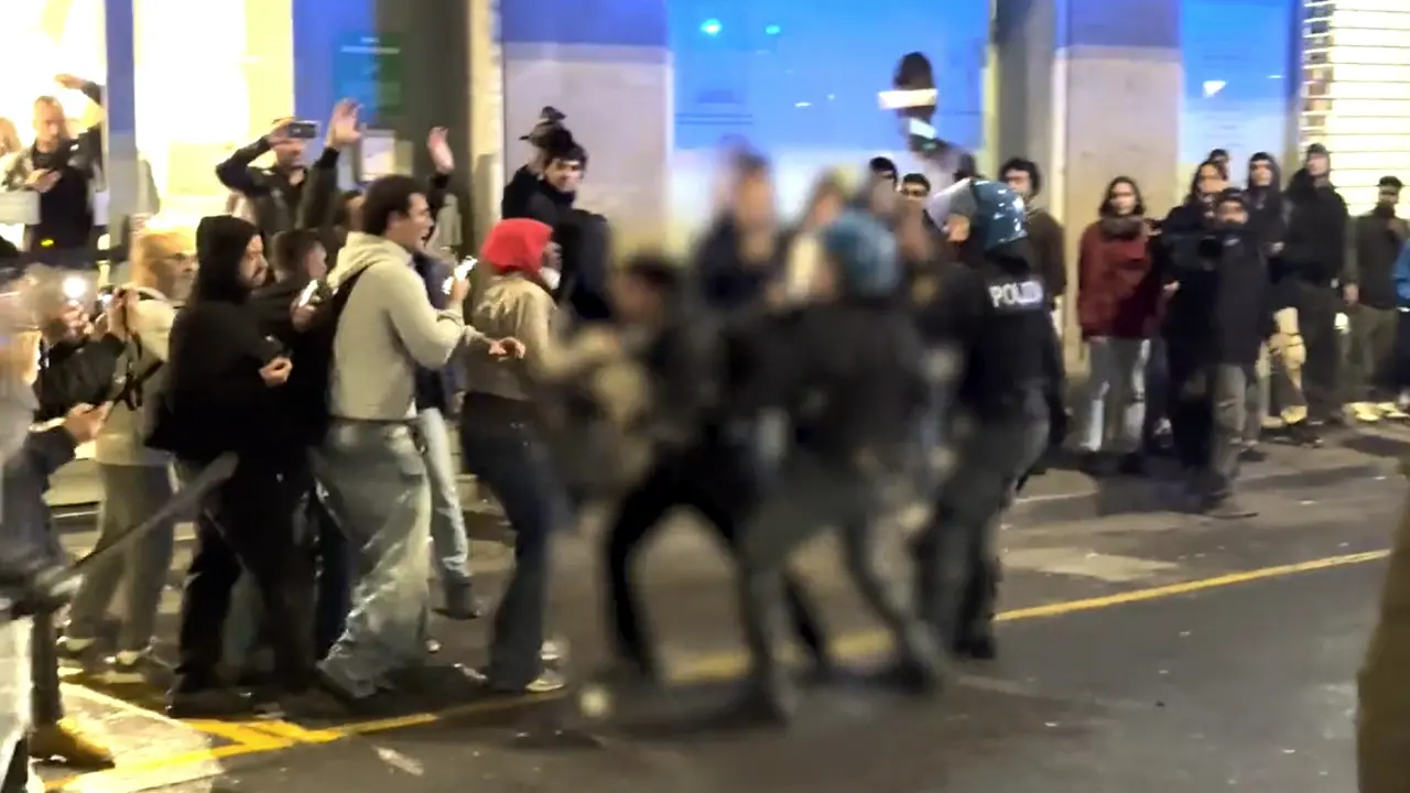 Corteo a Bologna, scontri con le Forze dell'ordine in centro