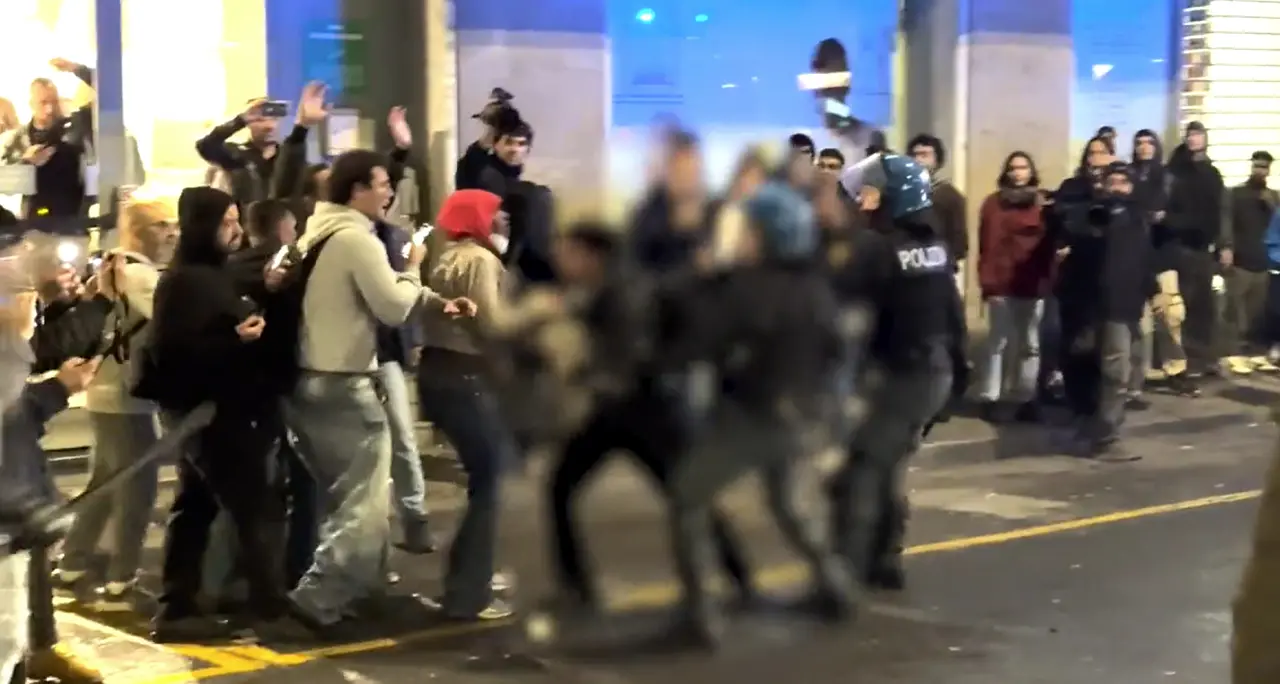 Corteo a Bologna, scontri con le Forze dell'ordine in centro