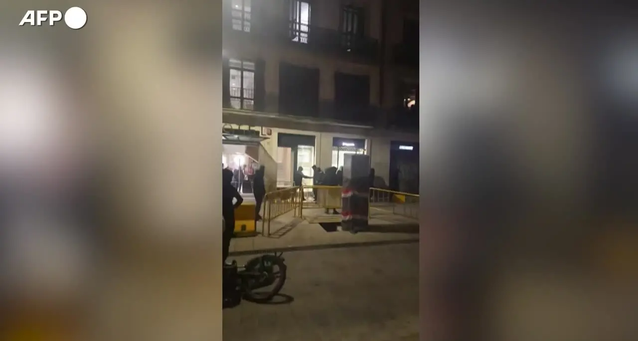 Proteste a Barcellona, barricate e negozi assaltati