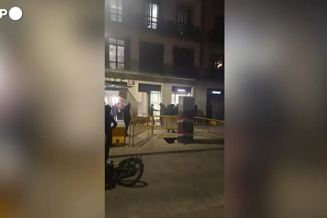 Proteste a Barcellona, barricate e negozi assaltati