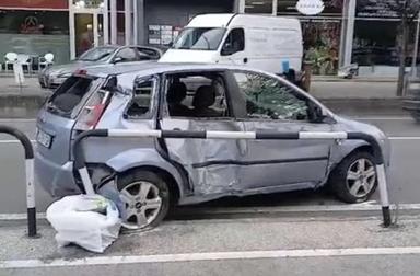 Perde il controllo dell'auto in via Claudia Augusta: finisce contro i paletti e si ribalta