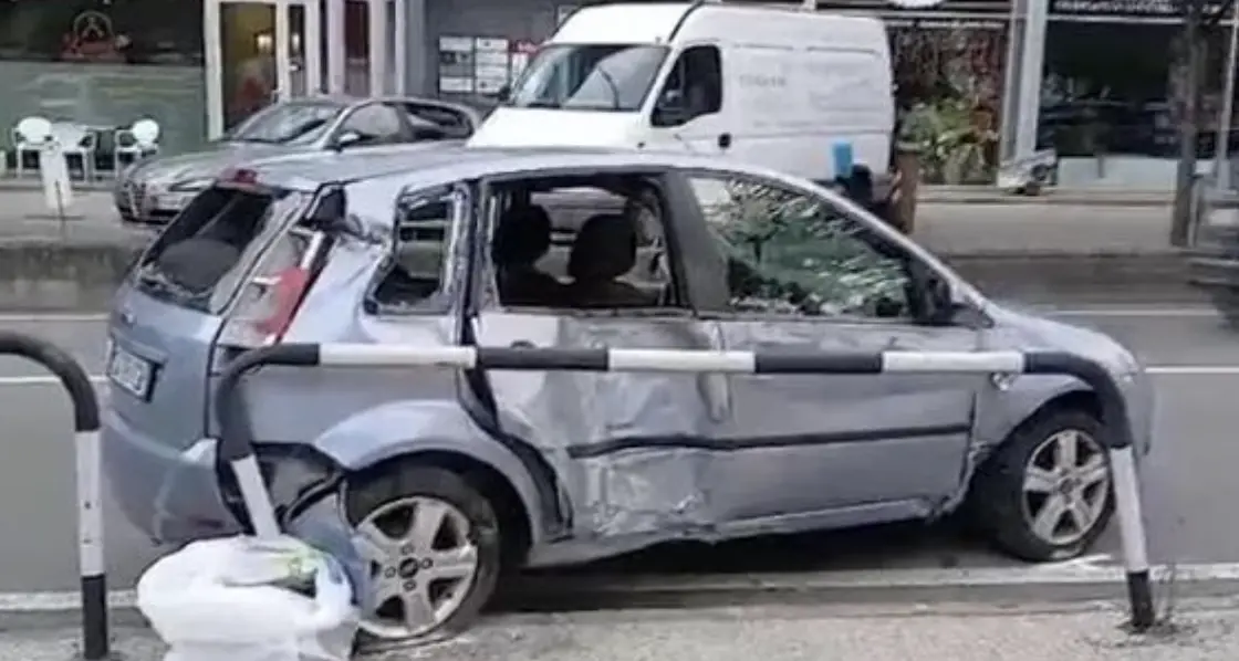 Perde il controllo dell'auto in via Claudia Augusta: finisce contro i paletti e si ribalta