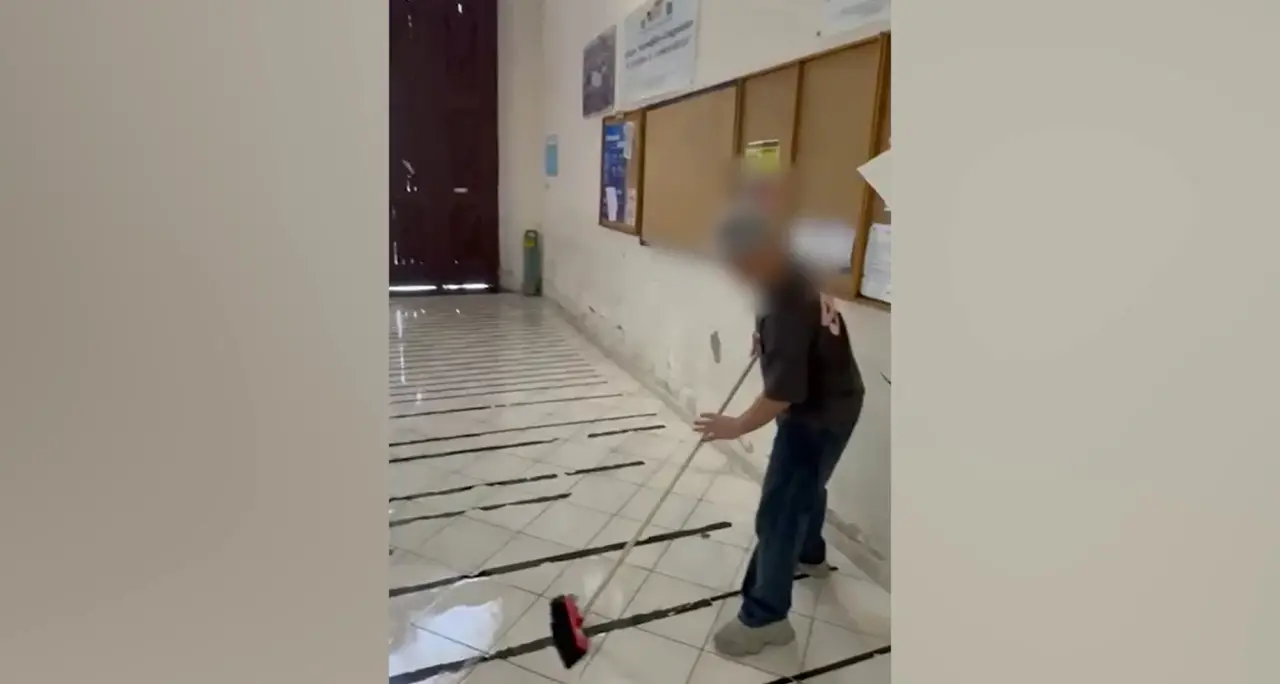 Napoli, studenti ripuliscono la scuola dopo giorni di occupazione