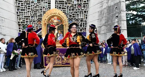 La processione della comunità peruviana per le vie di Bolzano