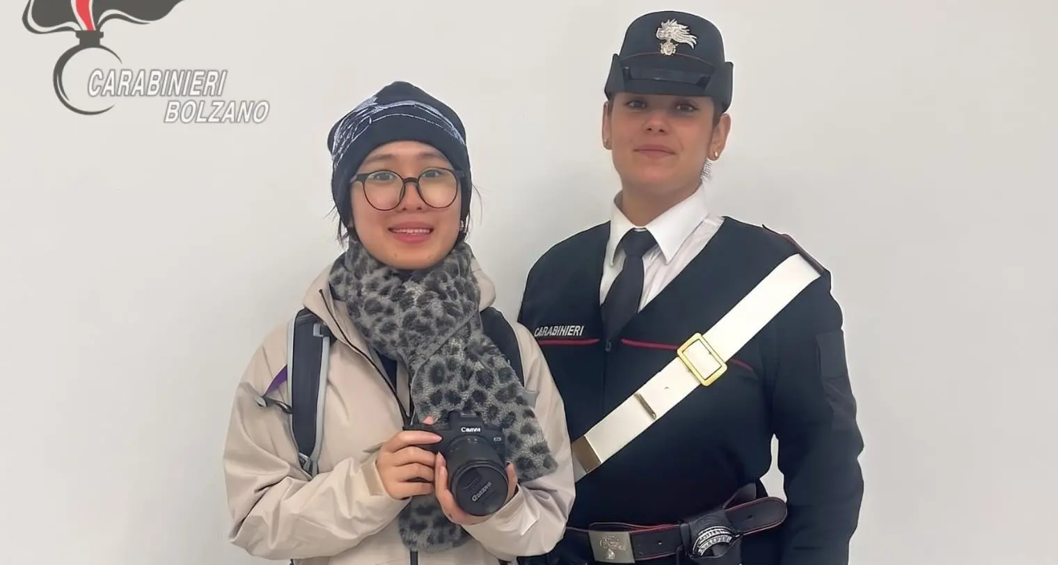 Bressanone, turista perde sul bus una reflex da oltre 2.000 euro: i carabinieri la ritrovano