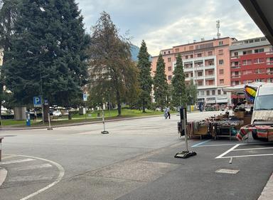 Piazza Mazzini, parcheggi vuoti e sosta vietata anche senza mercato: la protesta di Confesercenti
