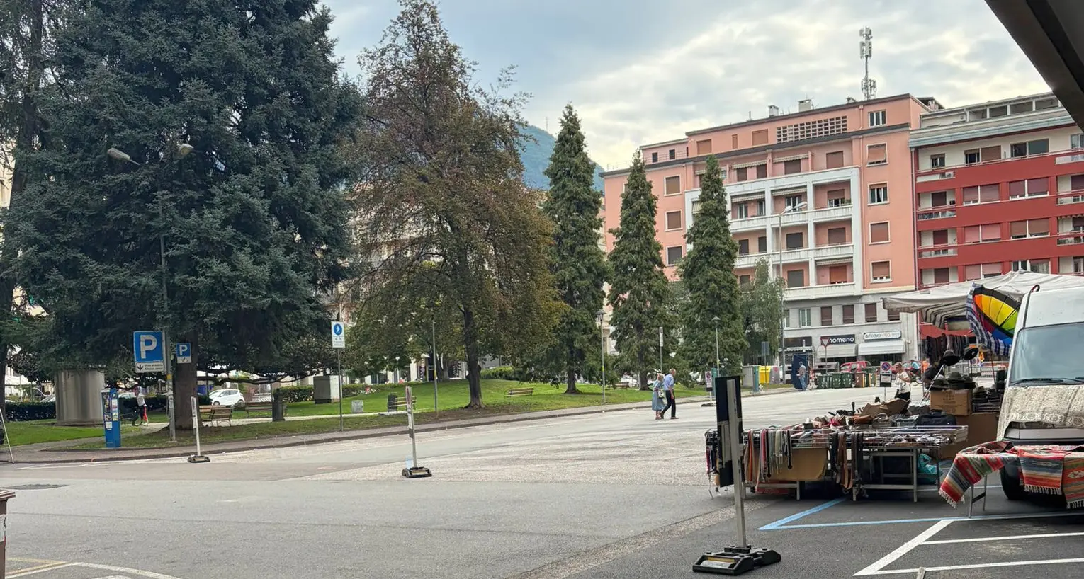 Piazza Mazzini, sosta vietata anche senza mercato: la protesta di Confesercenti