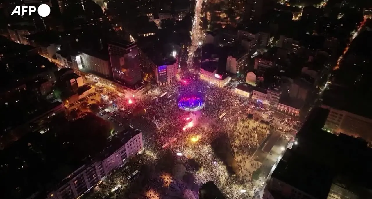 Belgrado in festa, esultanza nelle piazze