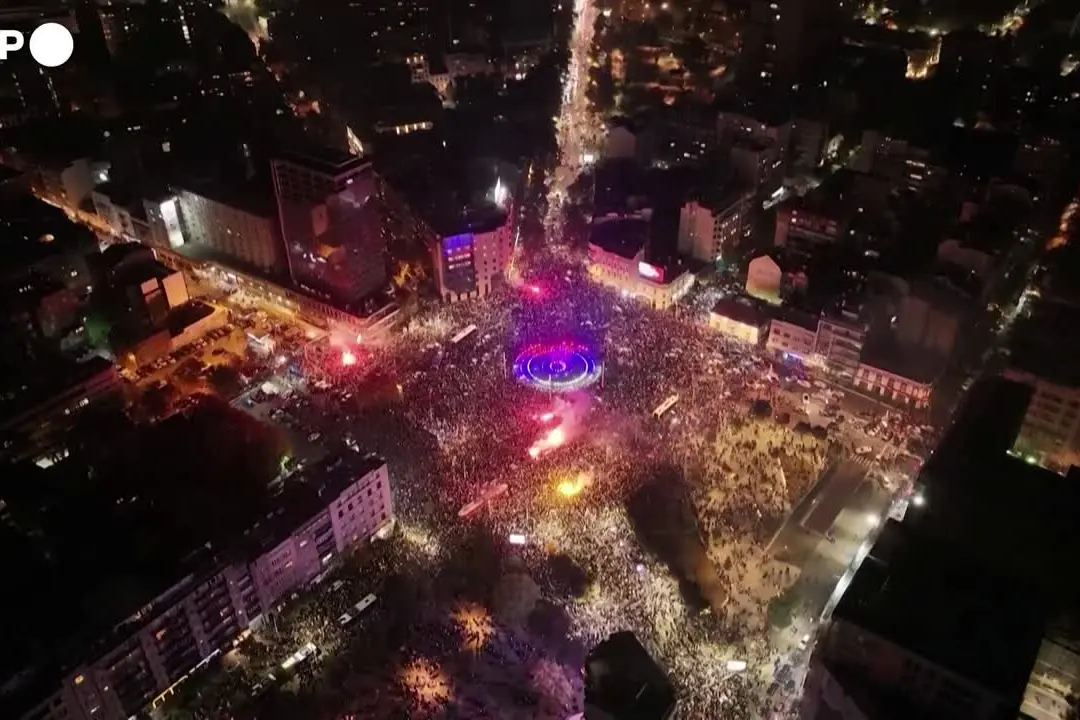 Belgrado in festa, esultanza nelle piazze