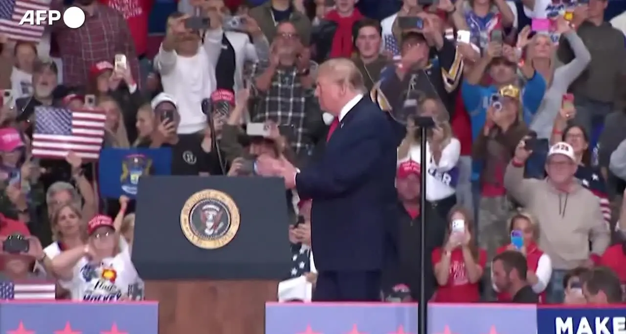 Trump senza freni elogia il lato b di Nicki Minaj, \"difficile da ignorare\"