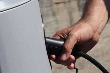 Auto elettriche, bollette e carburante: ecco quanto si risparmia in un anno