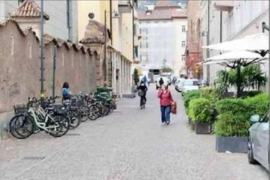 Via Isarco, abitanti esasperati: «Qui troppe persone moleste»
