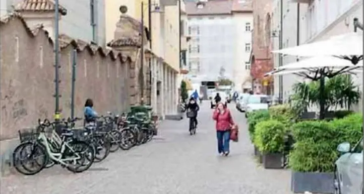 Via Isarco, abitanti esasperati: «Qui troppe persone moleste»