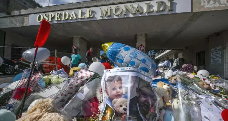 Ospedale Monaldi, le chat shock dei medici: «Tre morti, spero che ci arrestino tutti»