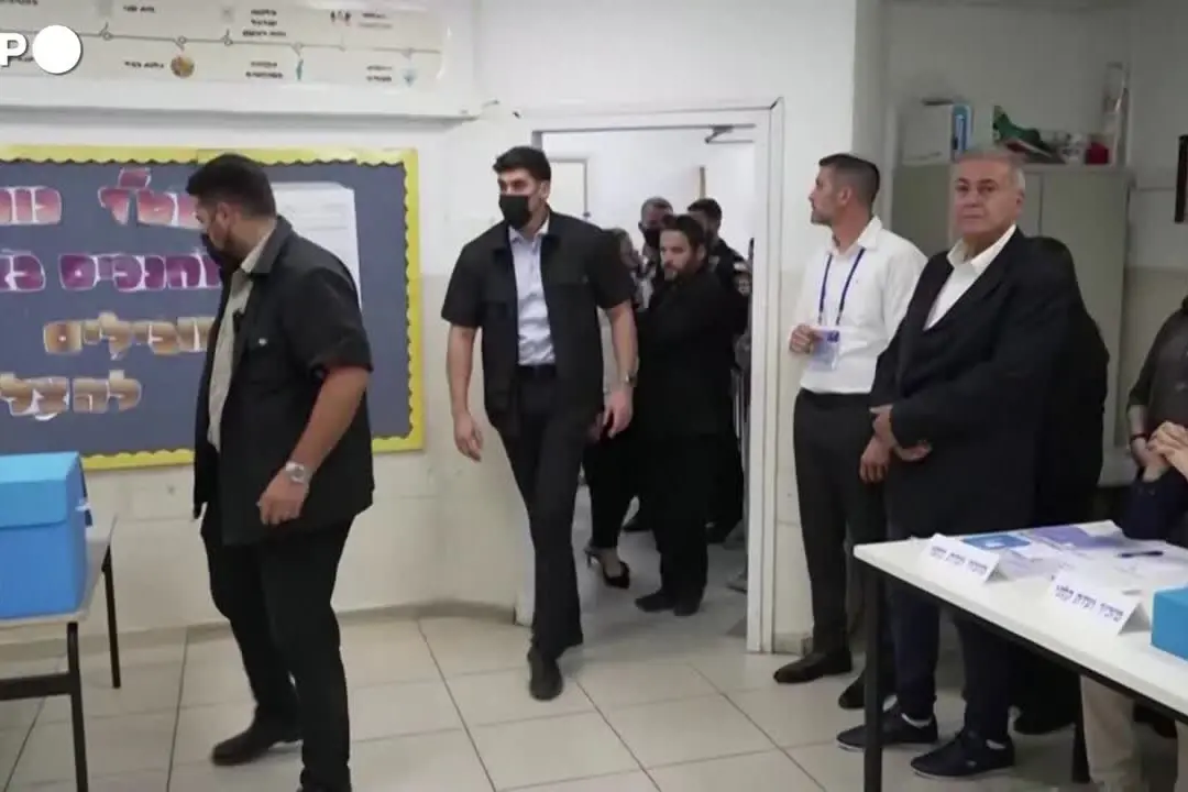Netanyahu alle urne con la moglie invita gli elettori a “votare come si deve”