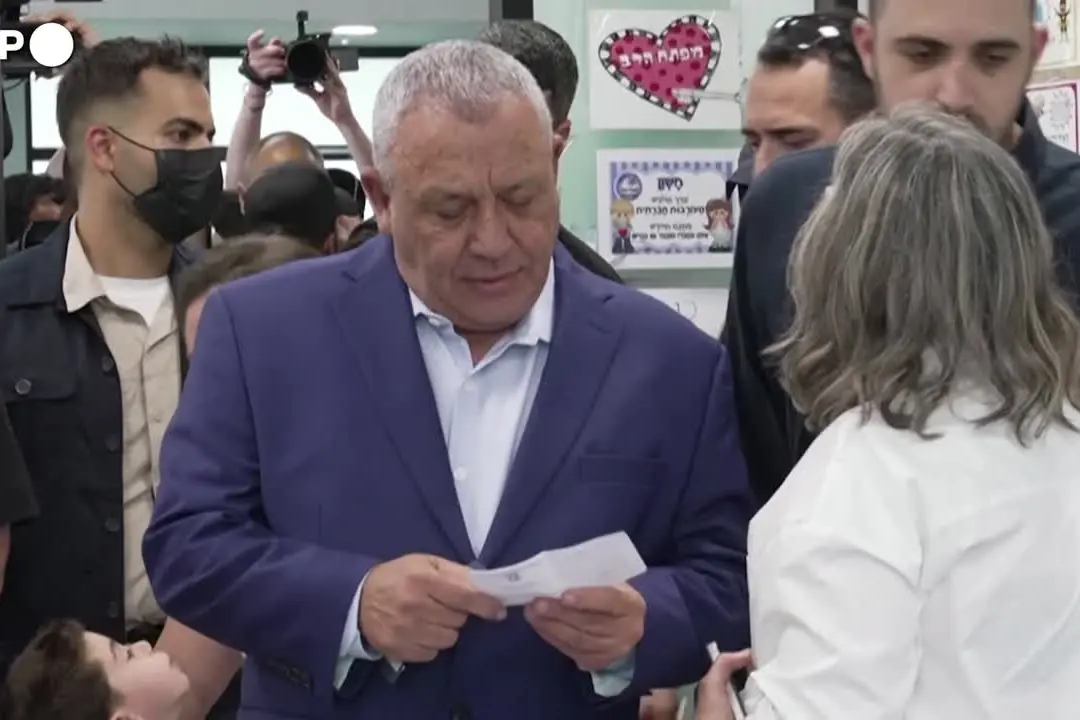 Elezioni in Israele, Gadi Eisenkot deposita la sua scheda nell'urna