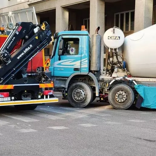 Incidente mortale in piazza Mazzini, il testimone: “La betoniera passò con il verde”