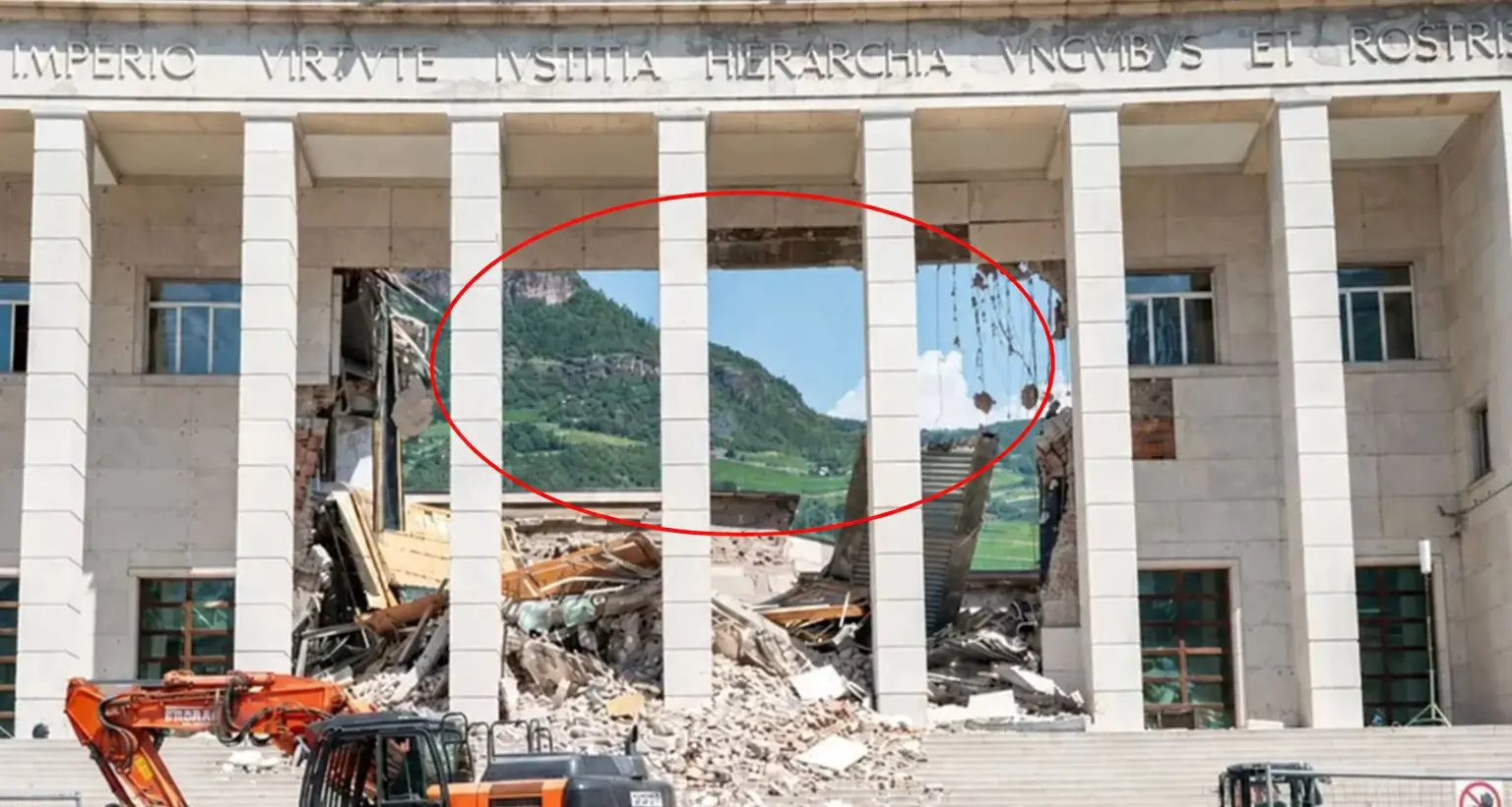 Tribunale, gli architetti: «Lasciamo lo squarcio»