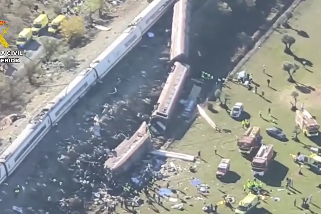 Scontro tra due treni in Spagna, le immagini aeree della Guardia Civil