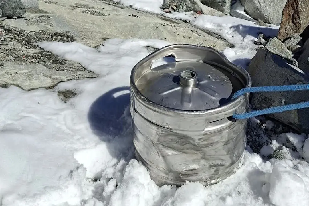 Trova fusto di 50 anni fa sul ghiacciaio e la birra è ancora buona