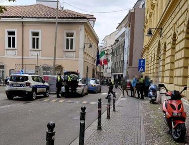 Parcheggia sul marciapiede e dà in escandescenza durante il controllo