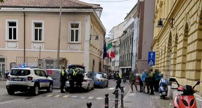 Parcheggia sul marciapiede e dà in escandescenza durante il controllo