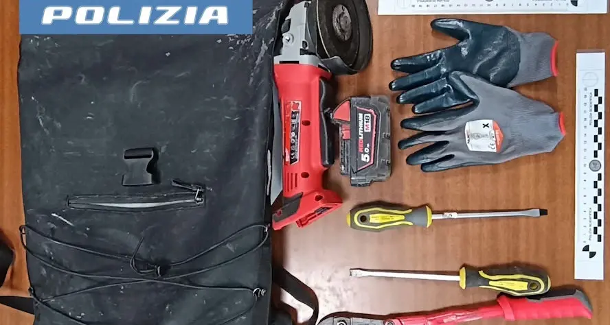 Bolzano, aggredisce i poliziotti in viale Trento: bloccato con lo spray urticante