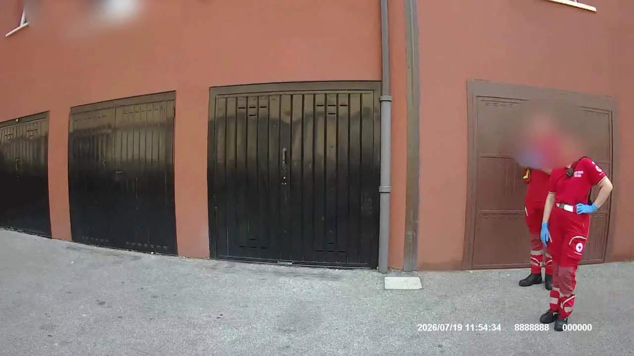 Gli ultimi minuti di Fakir nel video della bodycam di uno degli agenti