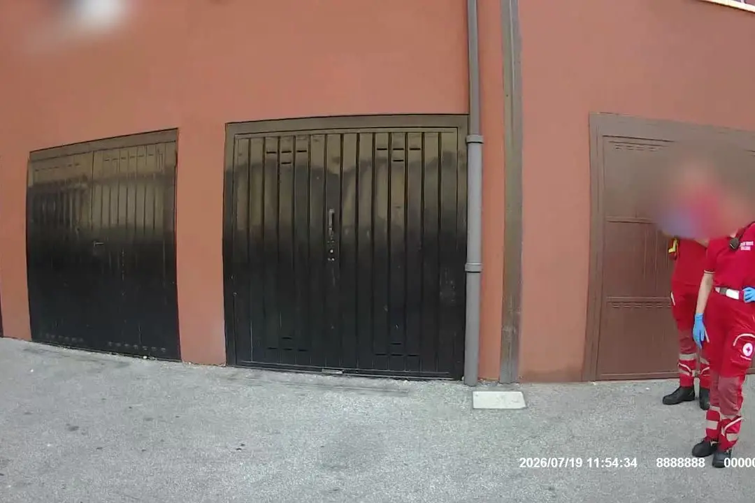 Gli ultimi minuti di Fakir nel video della bodycam di uno degli agenti