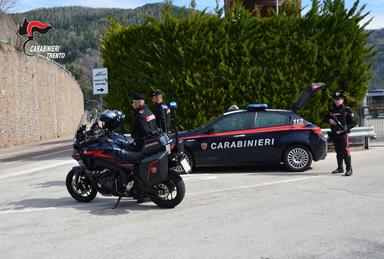 Ubriaco in fuga da Canazei a Nova Ponente: bloccato dopo l’inseguimento