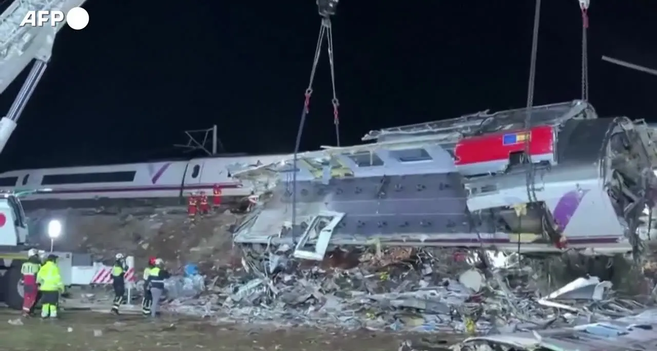 Incidente ferroviario in Spagna, i soccorritori al lavoro sul luogo dell’impatto