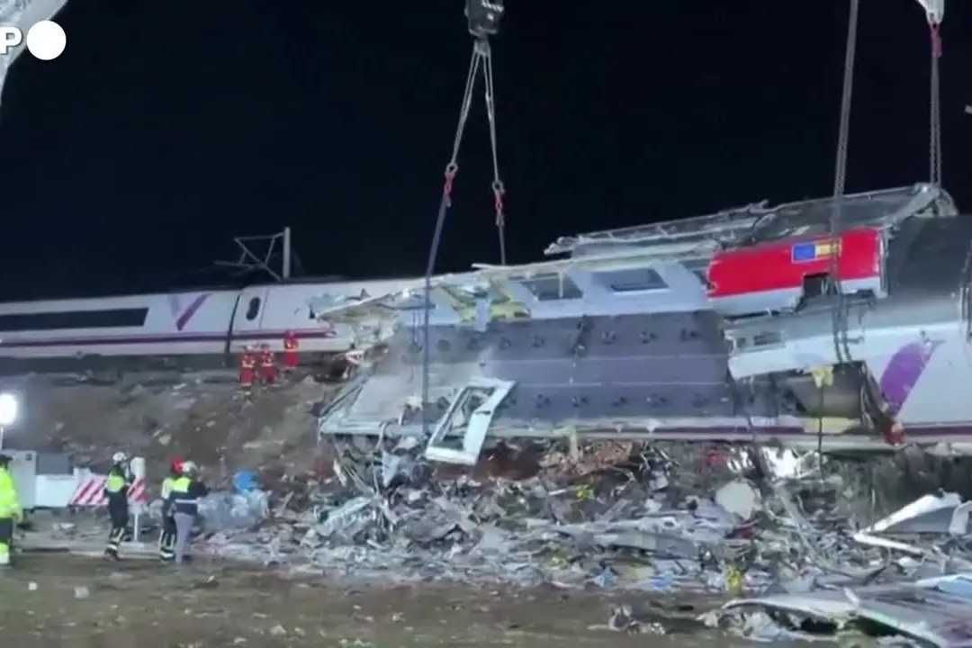 Incidente ferroviario in Spagna, i soccorritori al lavoro sul luogo dell’impatto