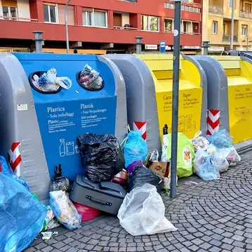 Corteo degli studenti a Bolzano, via i cassonetti lungo il percorso