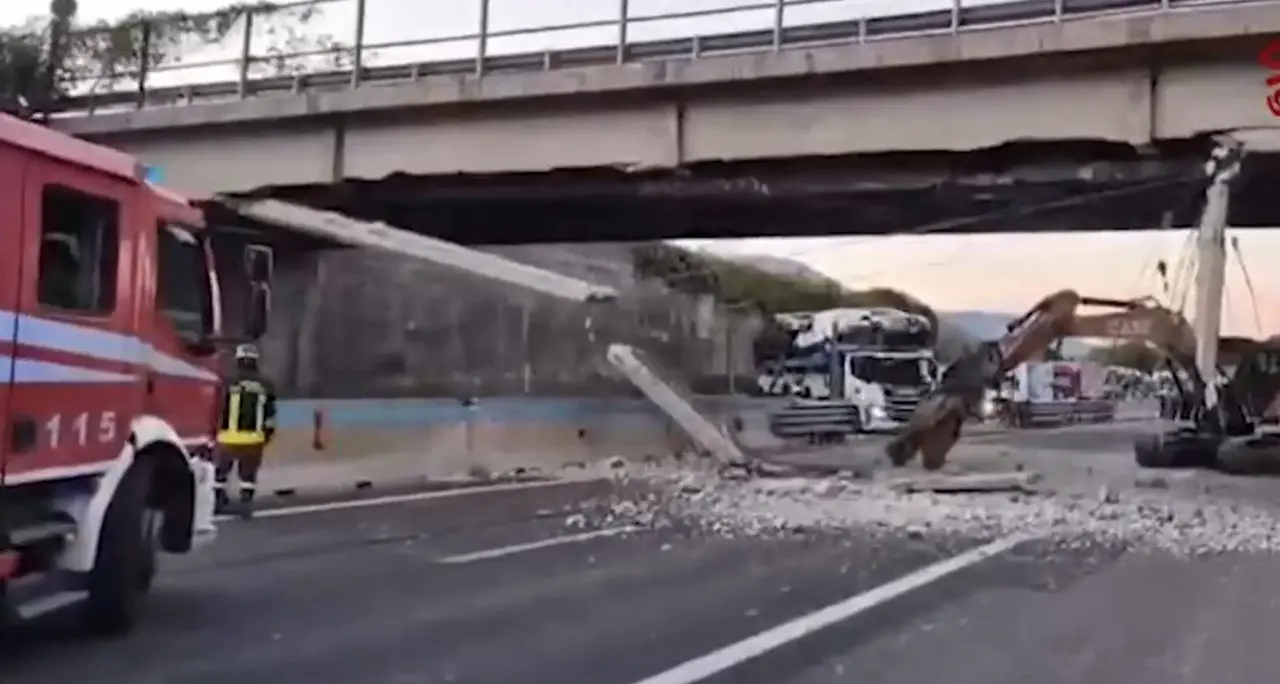 Camion con escavatore urta un cavalcavia sul raccordo Avellino-Salerno