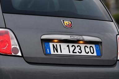 Targhe personalizzate: lettere e numeri a scelta per gli automobilisti italiani