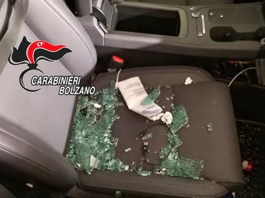 Laives, sfondano il finestrino di un'auto e rubano lo zaino: denunciati