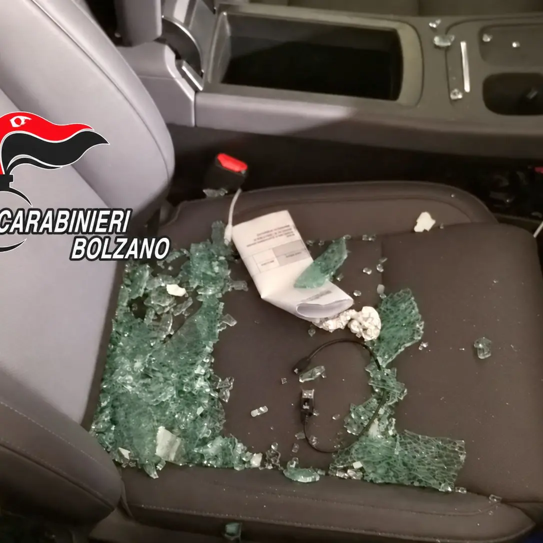 Laives, sfondano il finestrino di un'auto e rubano lo zaino: denunciati