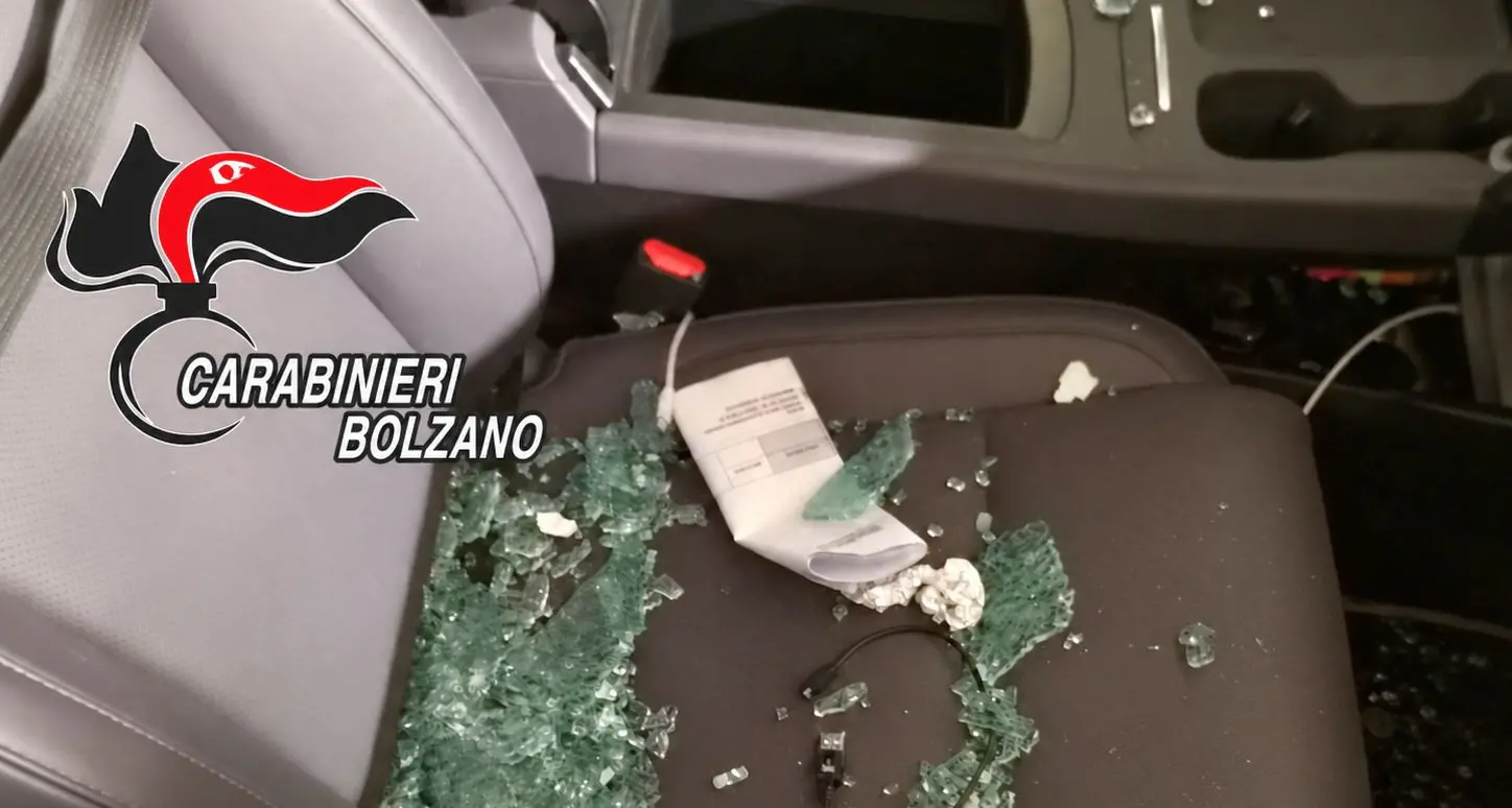 Laives, sfondano il finestrino di un'auto e rubano lo zaino: denunciati