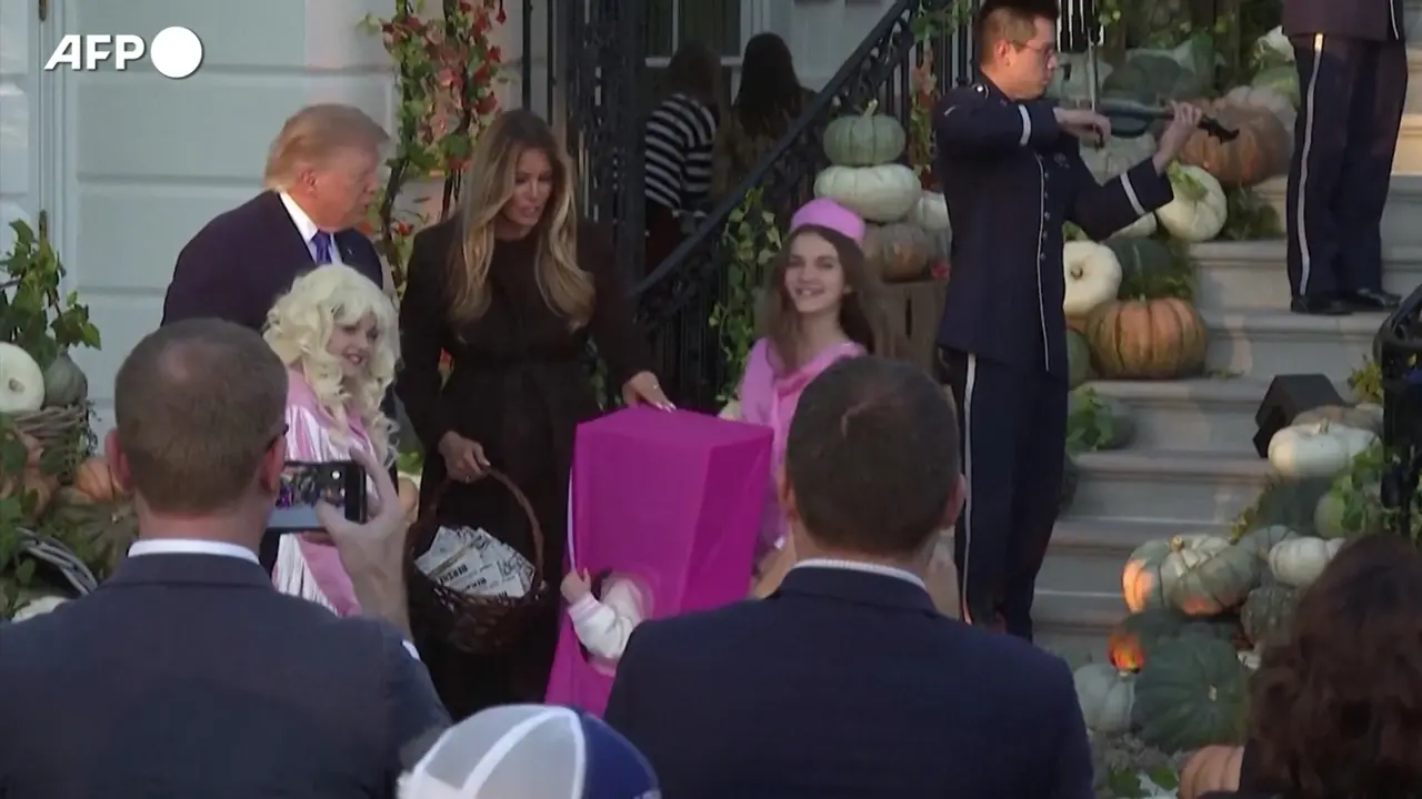Trump e la first lady Melania distribuiscono dolcetti per Halloween