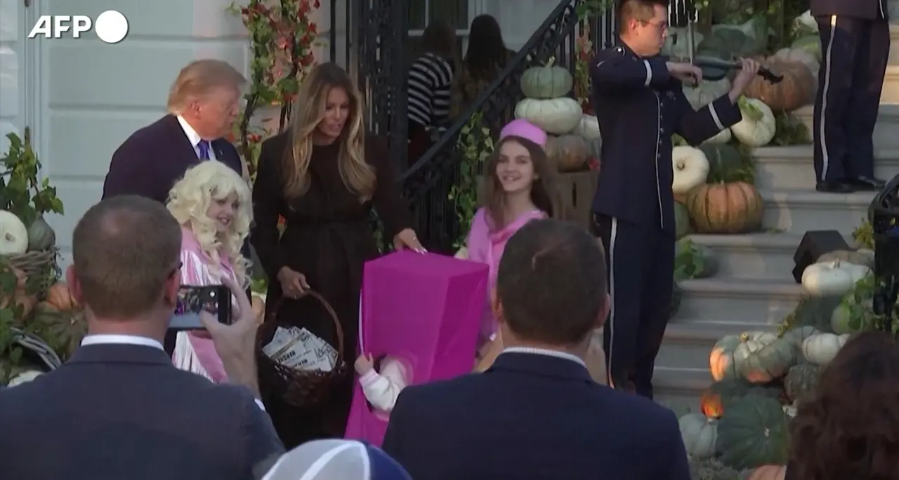 Trump e la first lady Melania distribuiscono dolcetti per Halloween