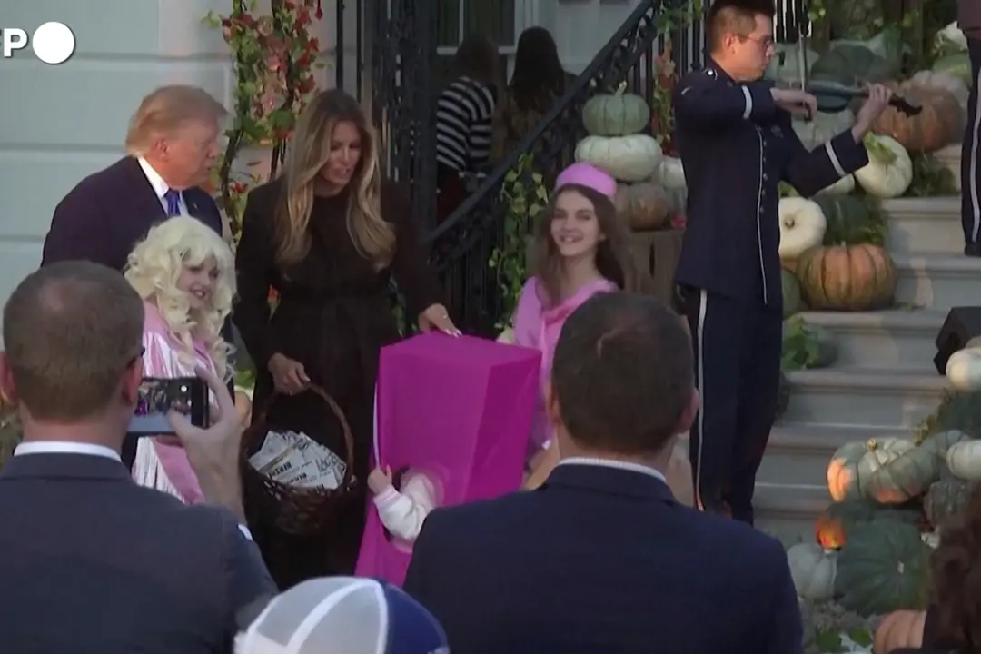 Trump e la first lady Melania distribuiscono dolcetti per Halloween