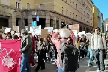 Tanti in corteo per protestare in modo civile  e senza tensioni