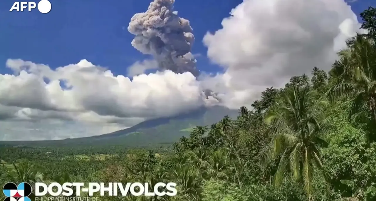 Erutta il vulcano Mayon nelle Filippine
