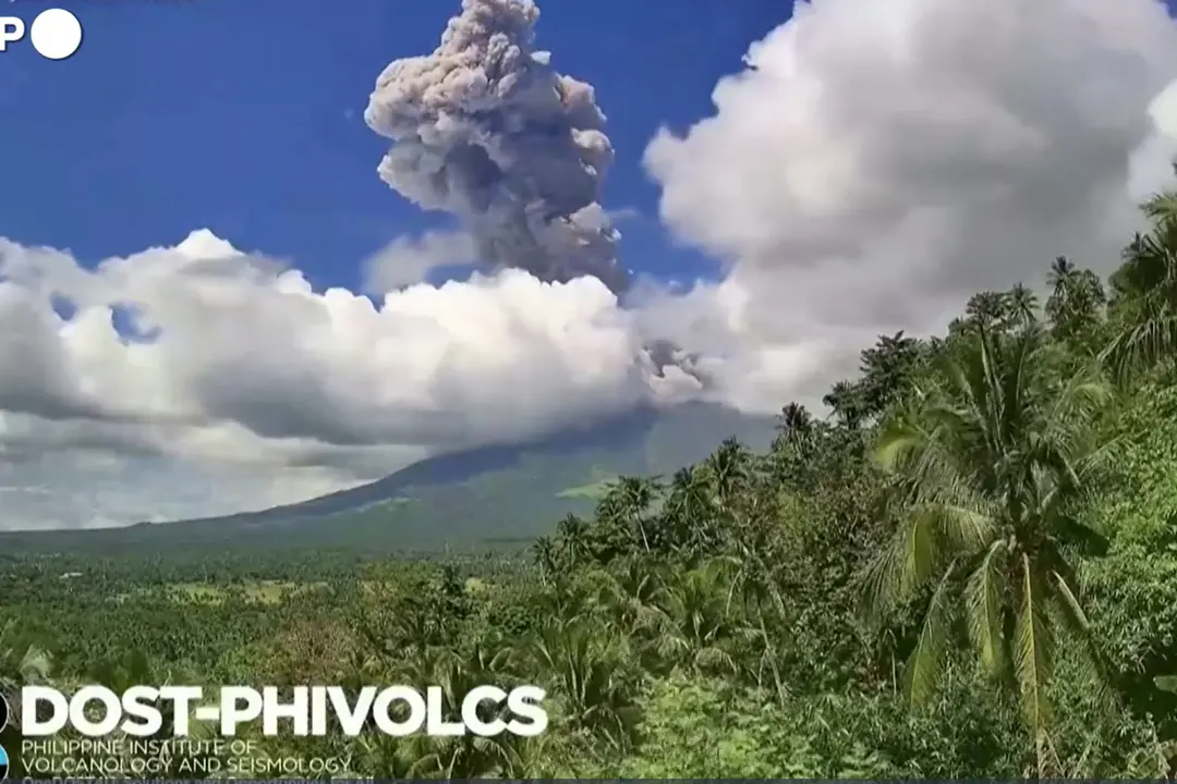 Erutta il vulcano Mayon nelle Filippine