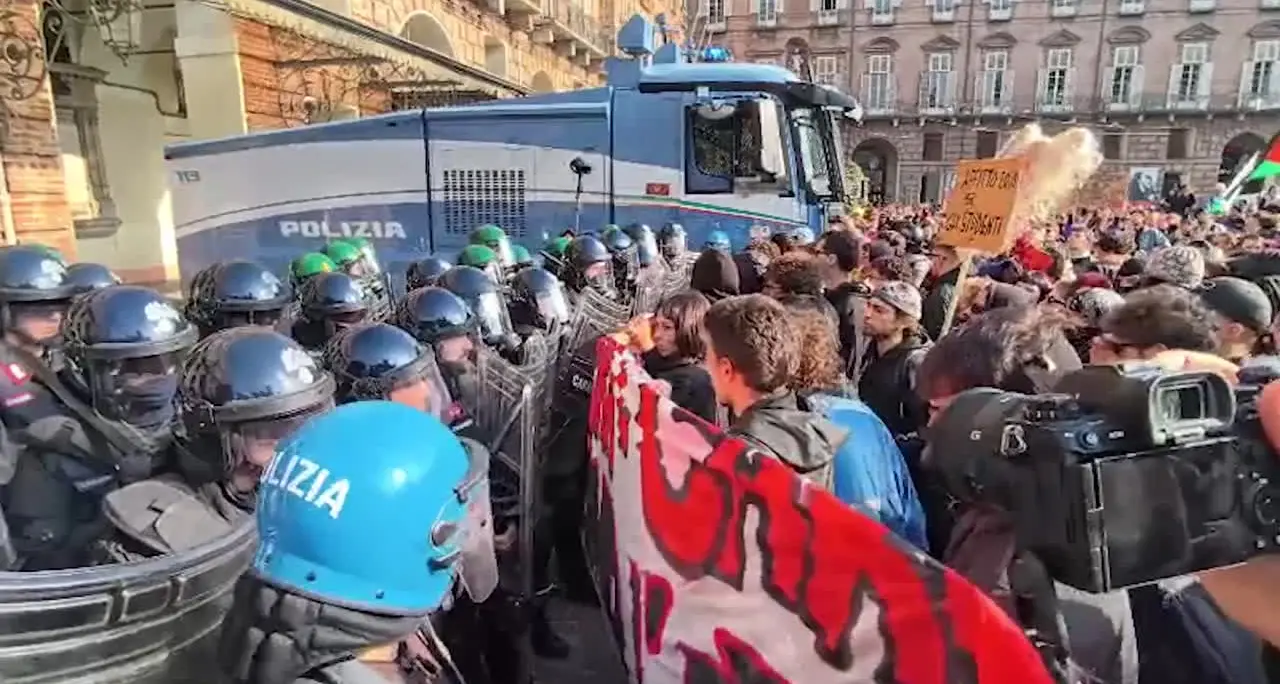 Manifestazioni a Torino, scontri tra manifestanti e polizia in piazza Castello